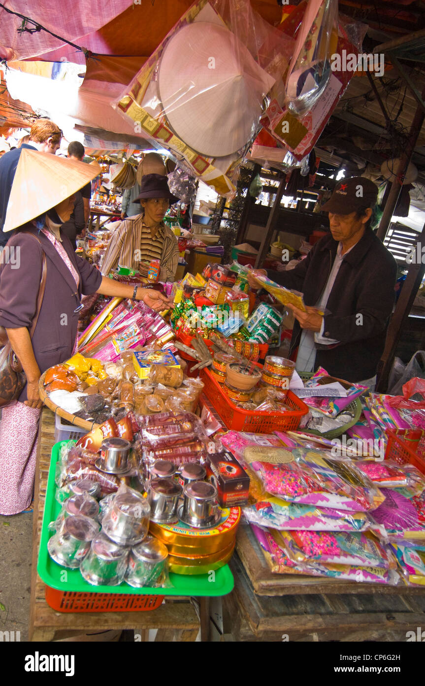 Vue verticale d'un étal vendant des cadeaux et de l'artisanat traditionnel vietnamien à le marché journalier à Hoi An, ville ancienne, au Vietnam. Banque D'Images
