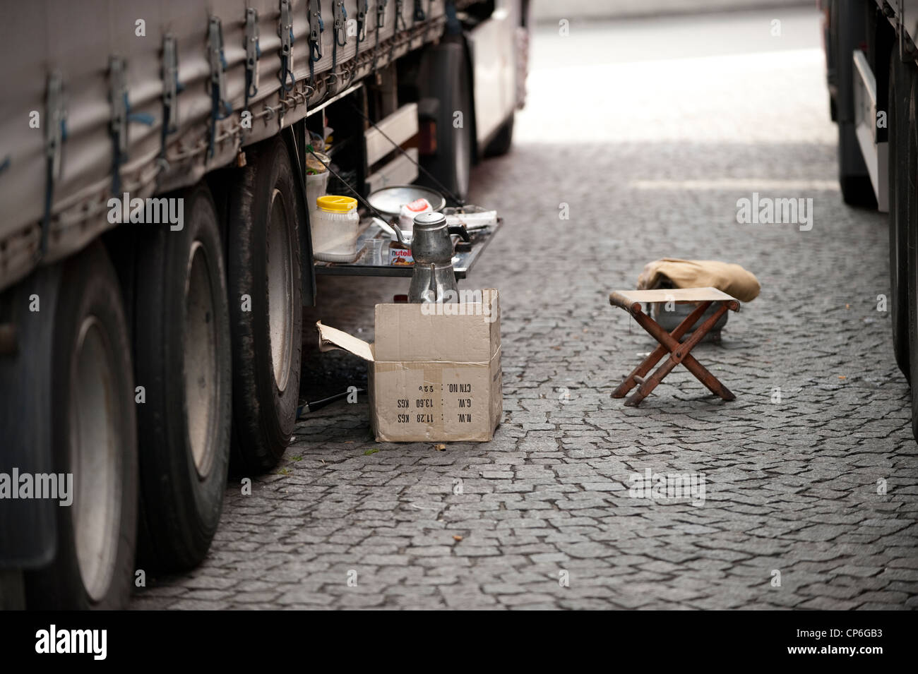 Chauffeur poids-lourd camion déjeuner sur la cuisine cuisinière Frechen Cologne Allemagne Europe EU Banque D'Images