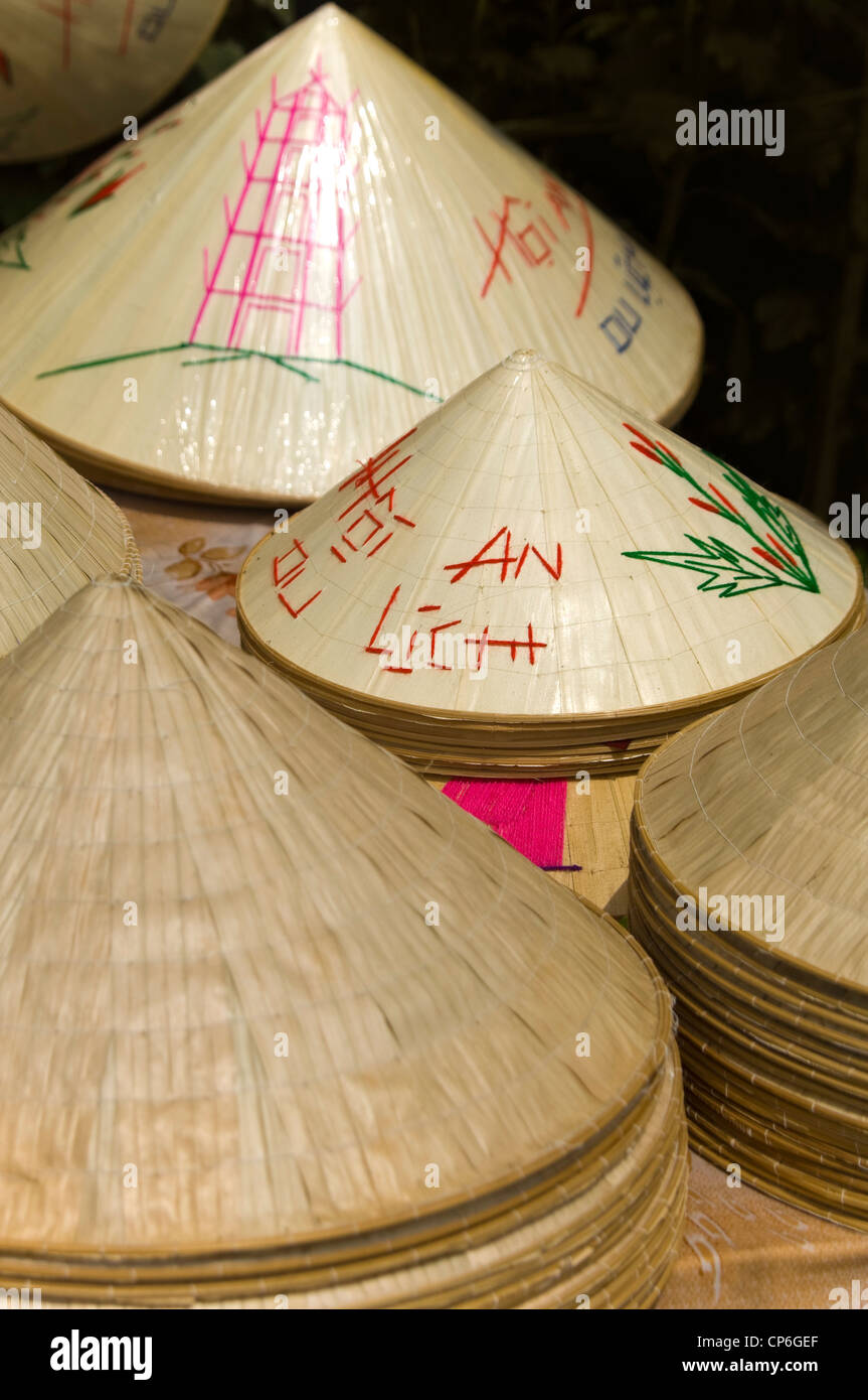 Close up vertical de tas de nón lá, la non, le chapeaux de paille coniques traditionnels portés par de nombreux au Vietnam. Banque D'Images