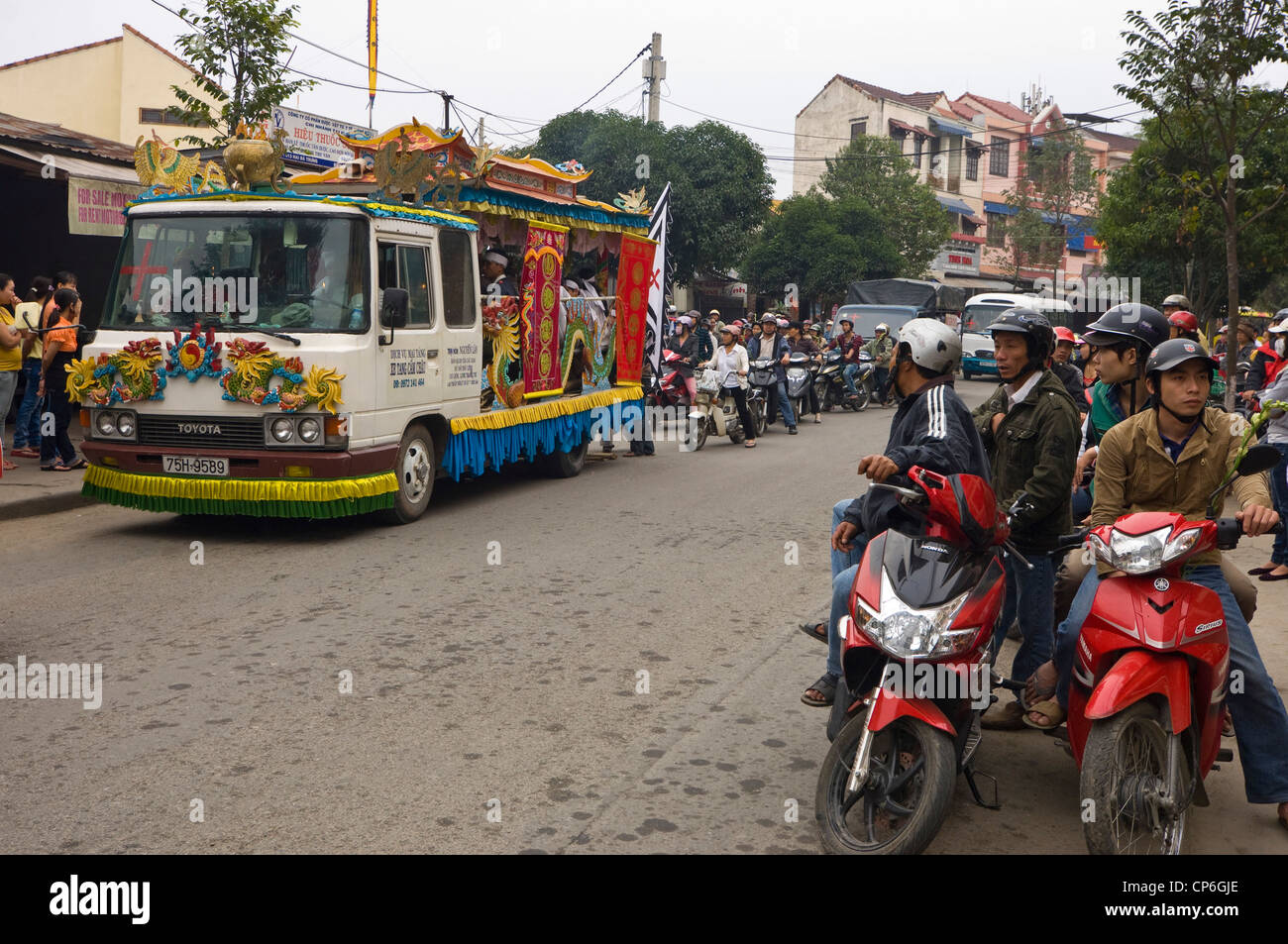 Vue horizontale d'un camion décoré pour une procession funéraire traditionnel le long de la rue au Vietnam. Banque D'Images