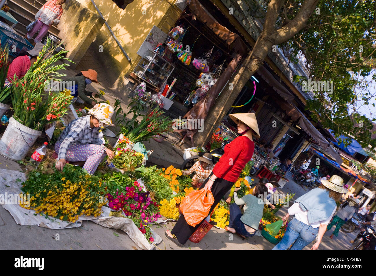 Vue horizontale de fleur traditionnelle cale au marché dans la vieille ville d'Hoi An. Banque D'Images