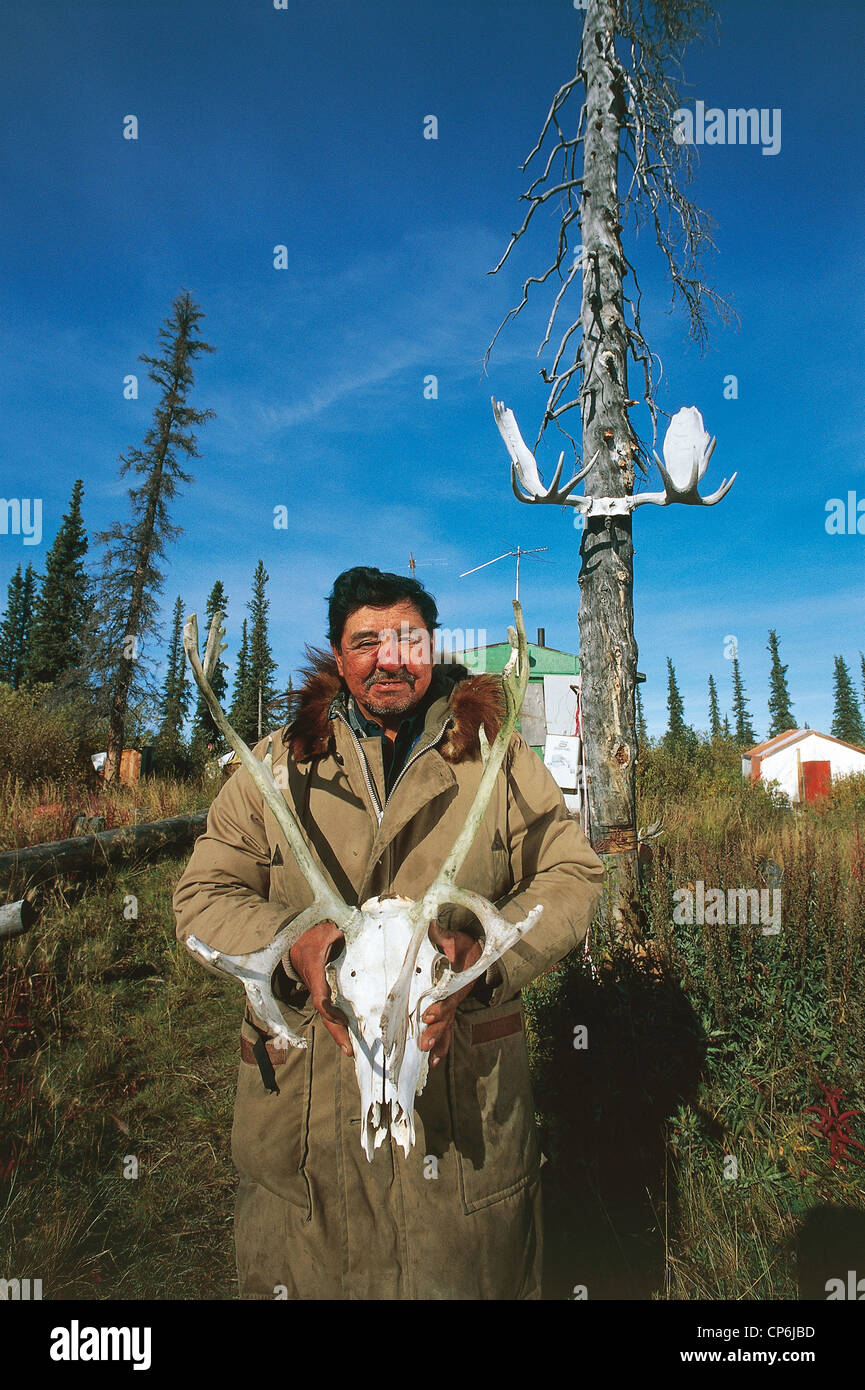 Canada - Yukon - delta du fleuve Mackenzie. Un guide présente le crâne d'Inuit caribous Banque D'Images