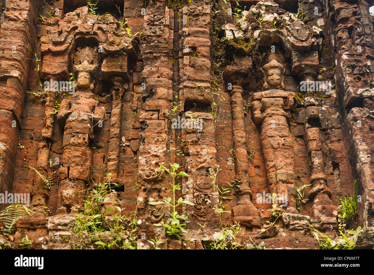 Statues sculptées sur le mur d'un bâtiment historique à My Son, province de Quang Nam, Vietnam Banque D'Images