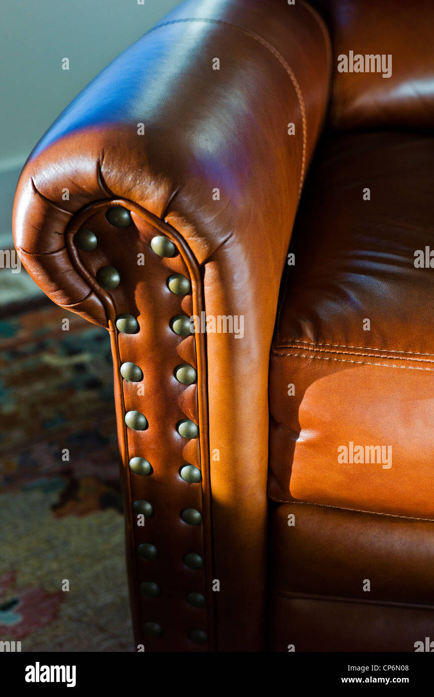 Close up photographie de la lumière solaire sur un siège à dossier inclinable en cuir fin Banque D'Images