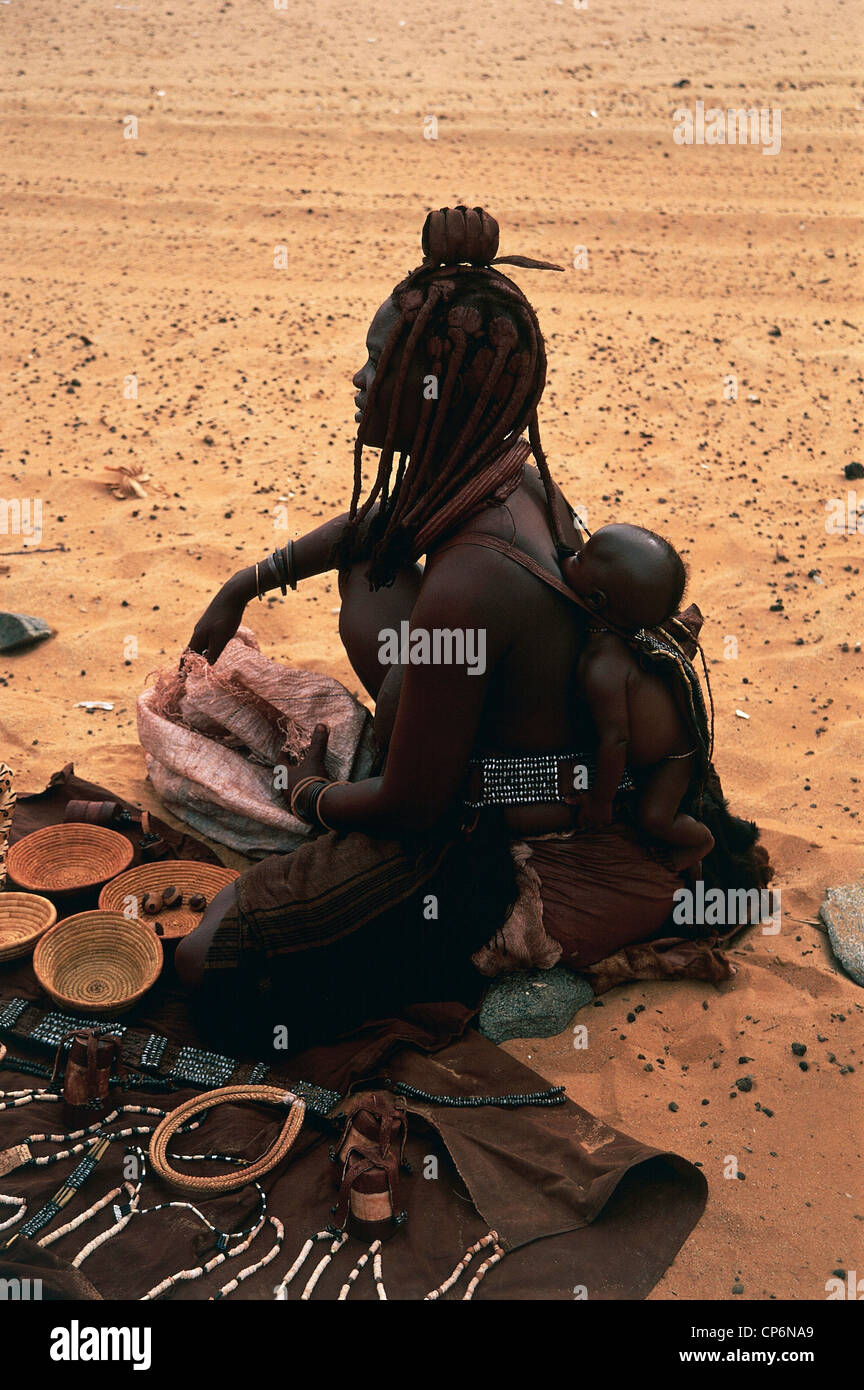 Namibie - région de Kunene - Serra Cafema. Femme et enfant Himba ethnicité Banque D'Images