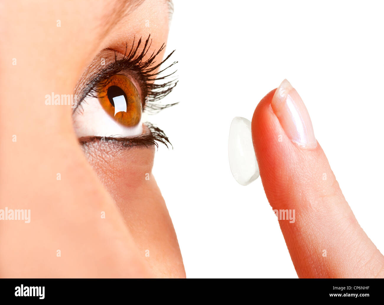 Libre d'une femme l'insertion d'une lentille de contact dans les yeux Banque D'Images