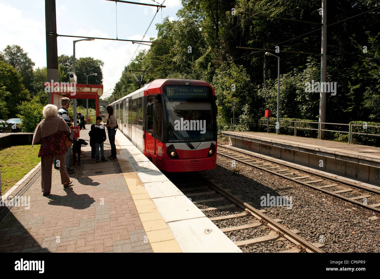 La station de tramway les navetteurs à Cologne Rodenkirchen plate-forme Allemagne Europe UE Banque D'Images