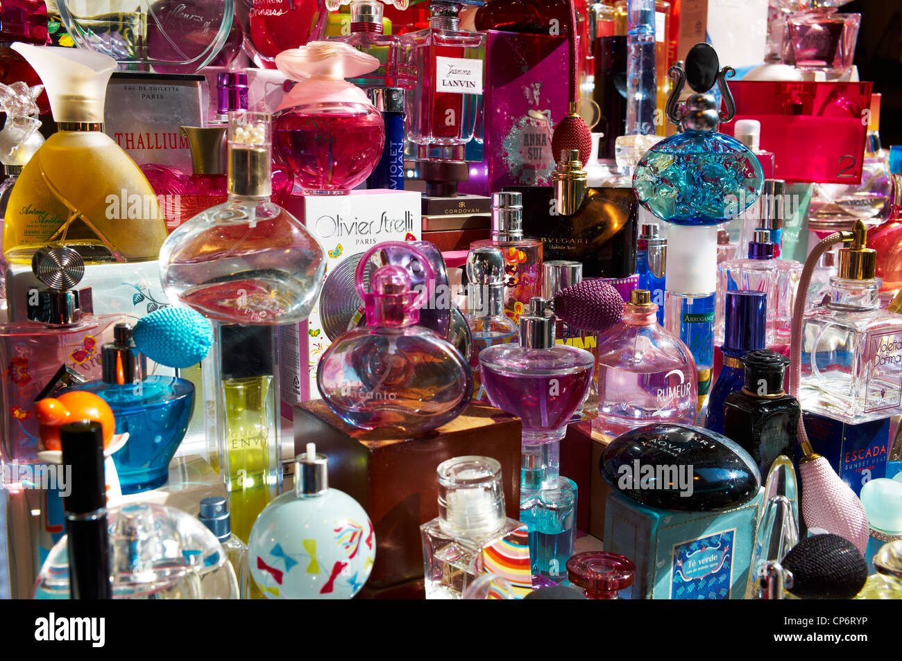 Bouteilles de Flacons à parfum de contrefaçon sur l'affichage par un vendeur de rue en Corée Banque D'Images