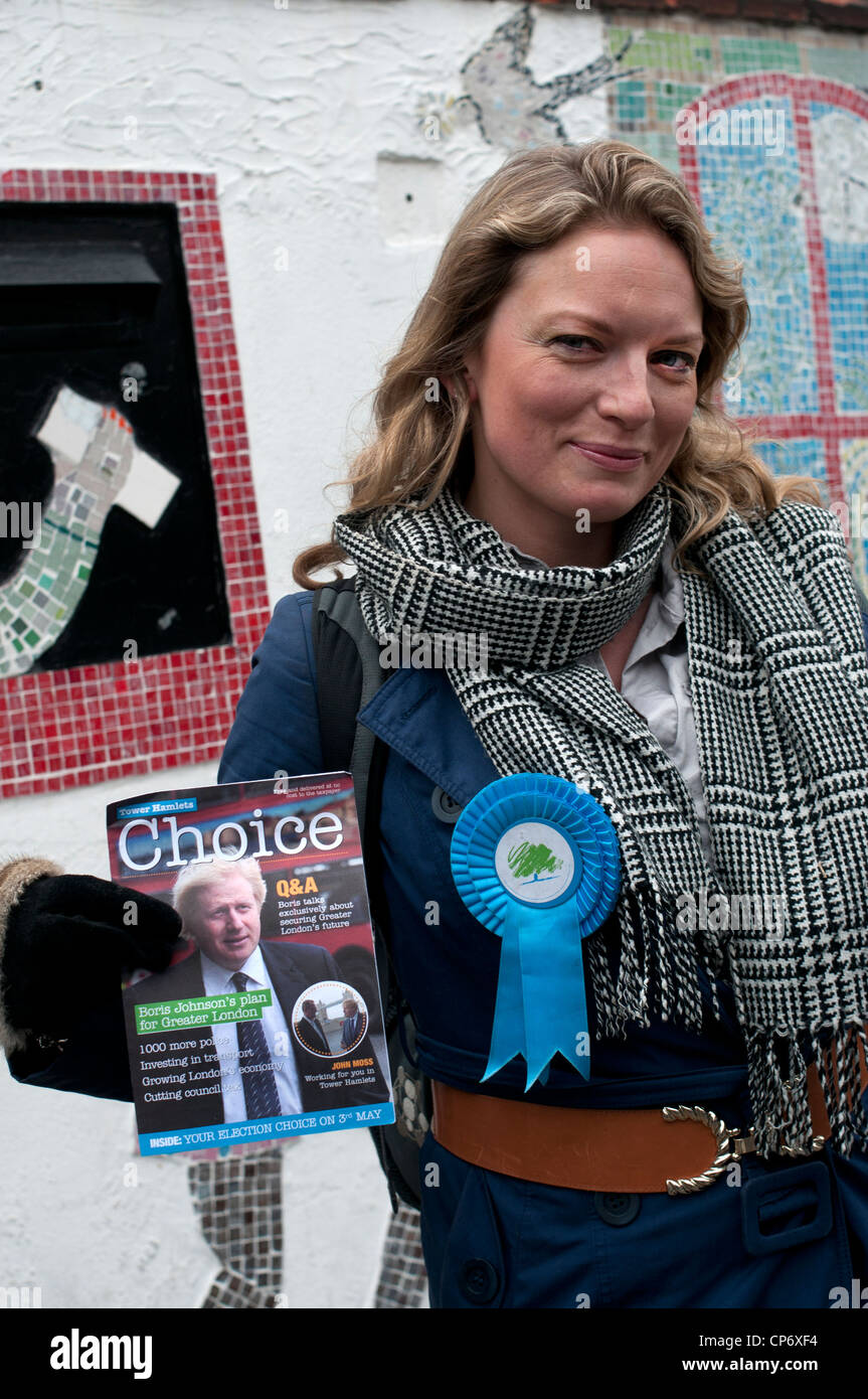 3 mai 2012 l'élection de Londres. Columbia Road centre de vote.candidat conservateur avec le magazine conservateur Banque D'Images