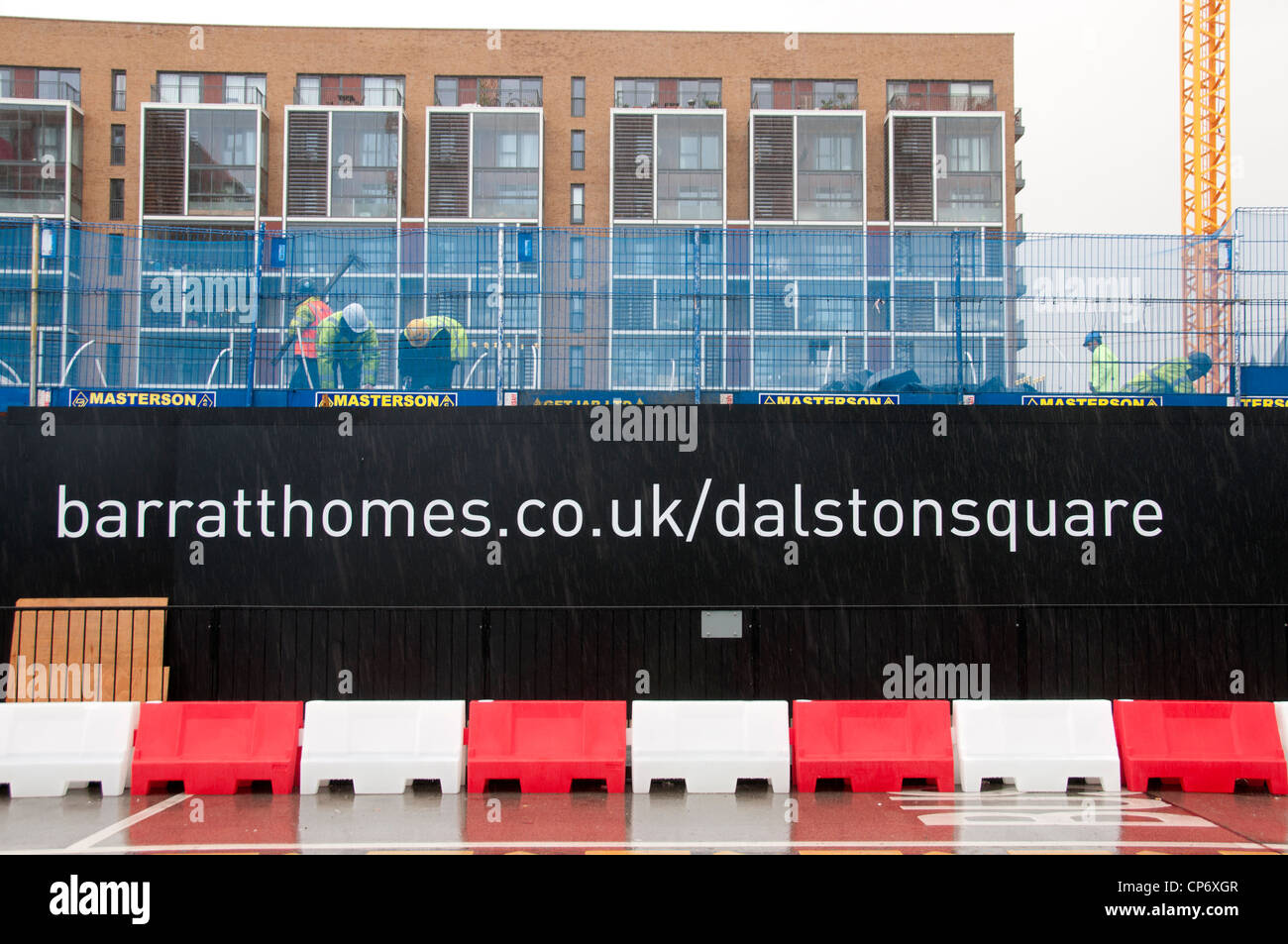 Dalston, Hackney. Des ouvriers pour bâtir de nouvelles maisons maisons Barratt Banque D'Images