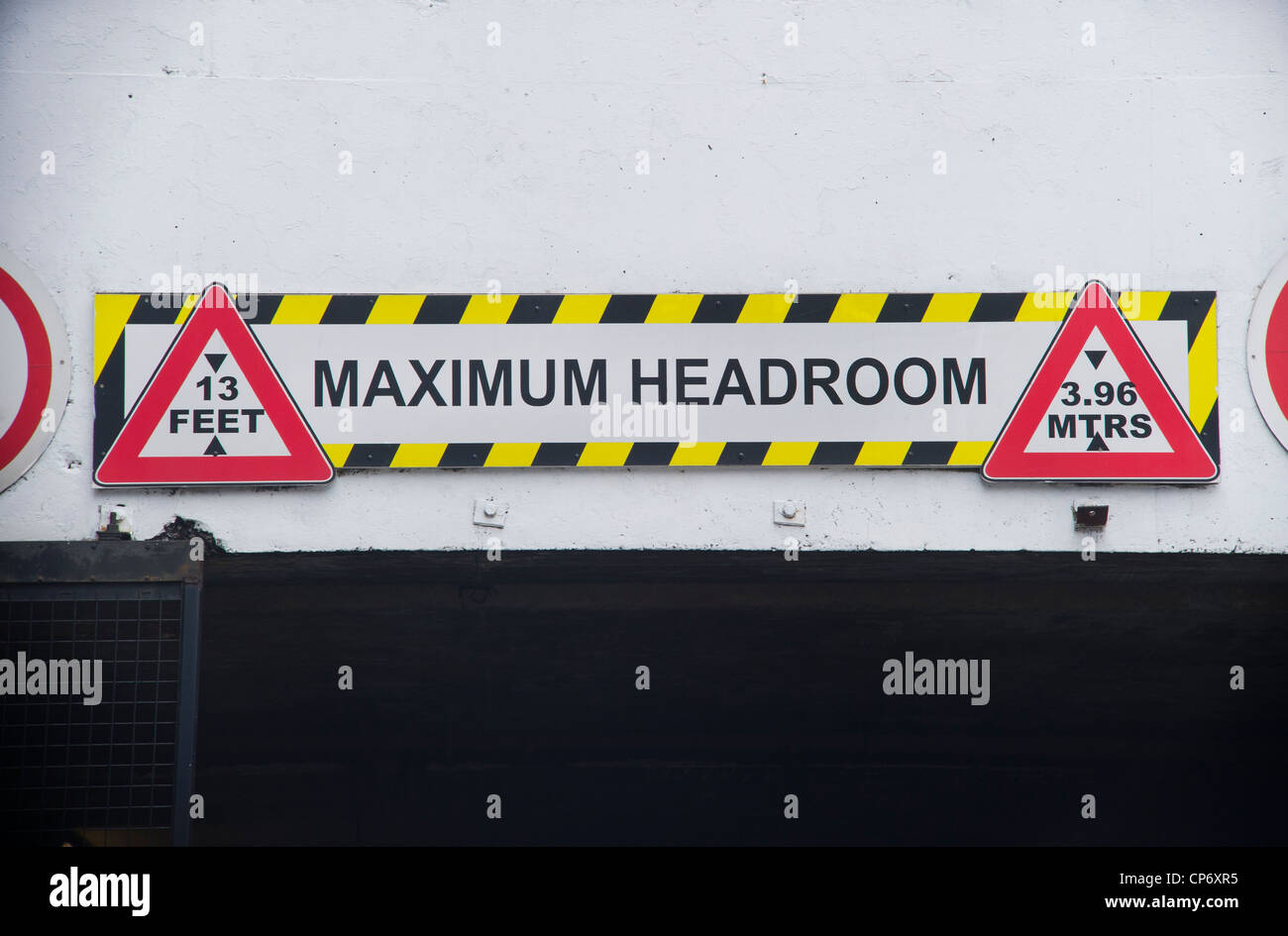 Panneau d'avertissement de la hauteur pour les véhicules qui circulent sous bas tunnel Banque D'Images