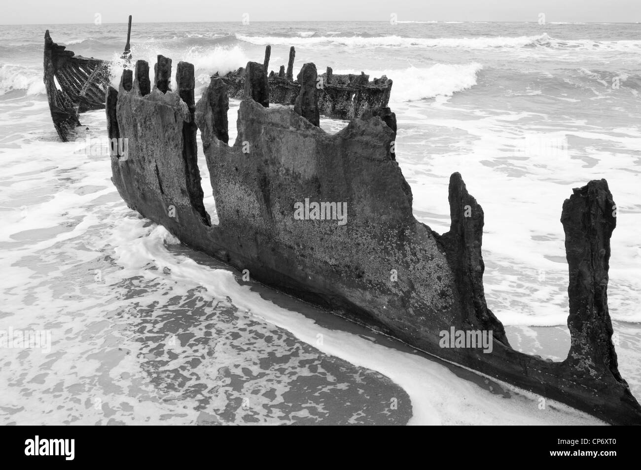 Des naufragés - Vieux naufrage sur une plage (noir et blanc). Moffat Beach, Queensland (QLD), l'Australie Banque D'Images