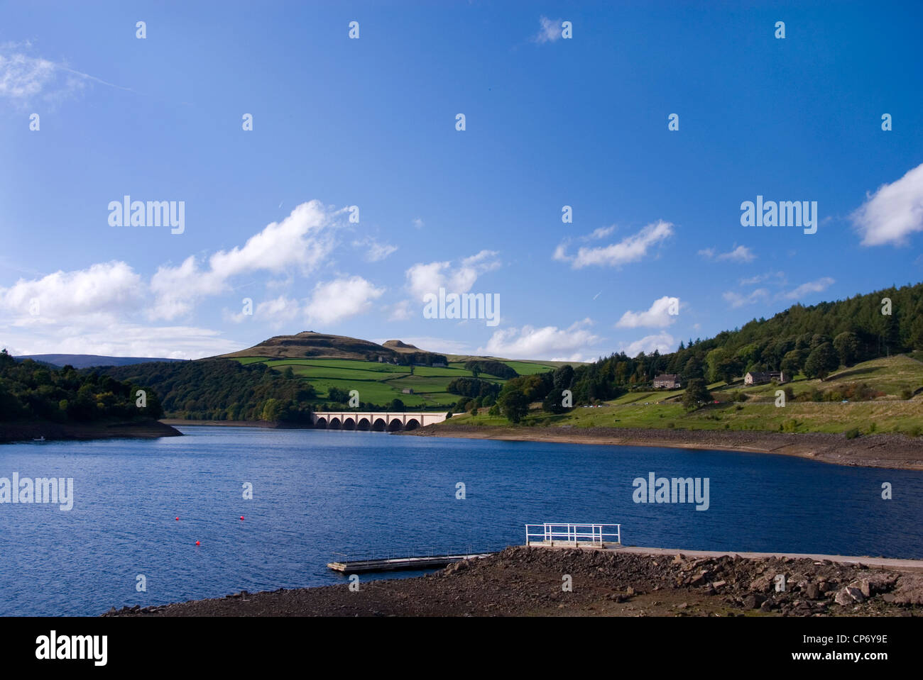 Ladybower Reservoir, Ashopton et Viaduc de sommets jumeaux Crook Hill, Derbyshire, Dark Peak, Peak District, UK Banque D'Images