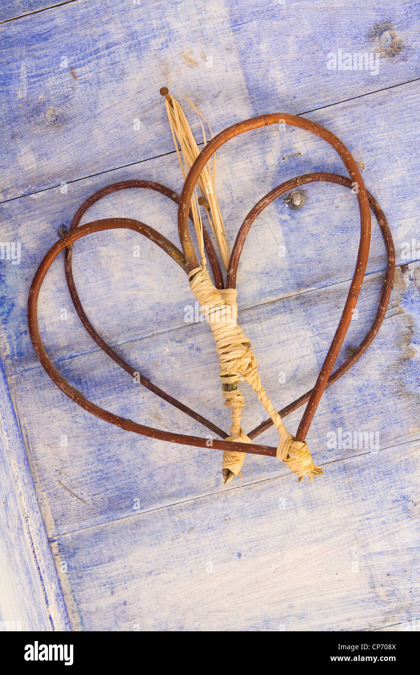 En bois faits à la main l'amour coeur dans un atelier de rempotage à RHS Garden Harlow Carr Banque D'Images