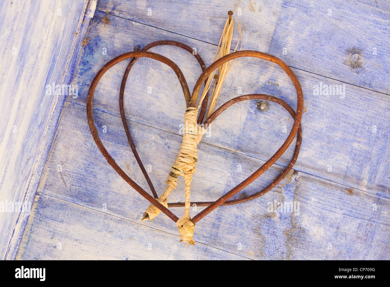 En bois faits à la main l'amour coeur dans un atelier de rempotage à RHS Garden Harlow Carr Banque D'Images
