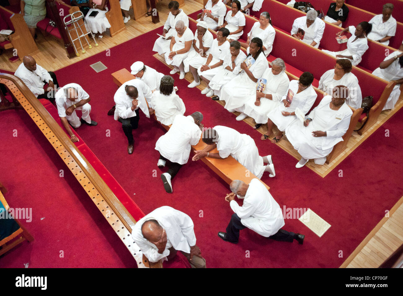 Bande de chant et de prière se sont rassemblés au camp de l'église réunion Banque D'Images