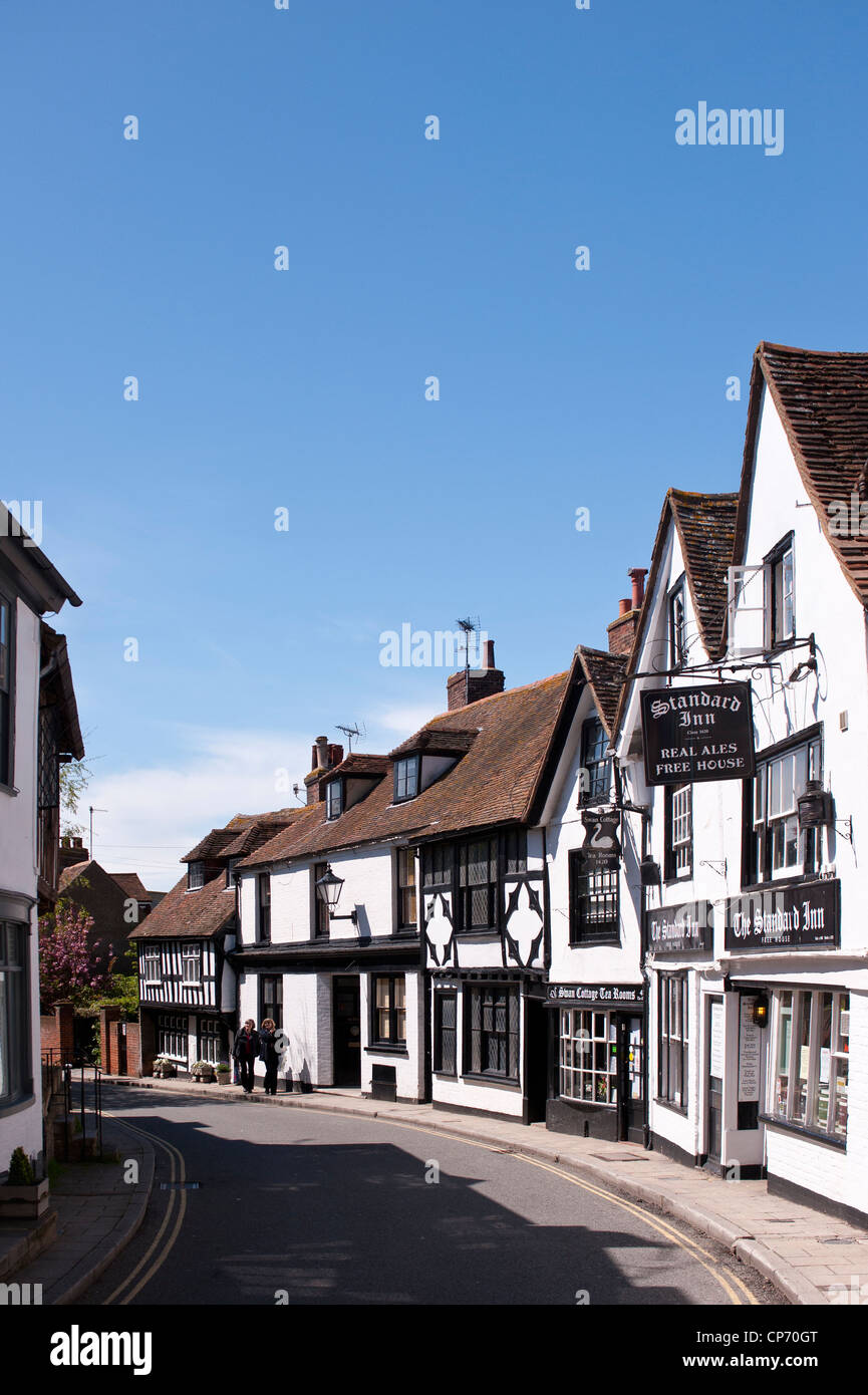 RYE, EAST SUSSEX, Royaume-Uni - 30 AVRIL 2012 : joli vieux pub et maisons de Rye High Street Banque D'Images