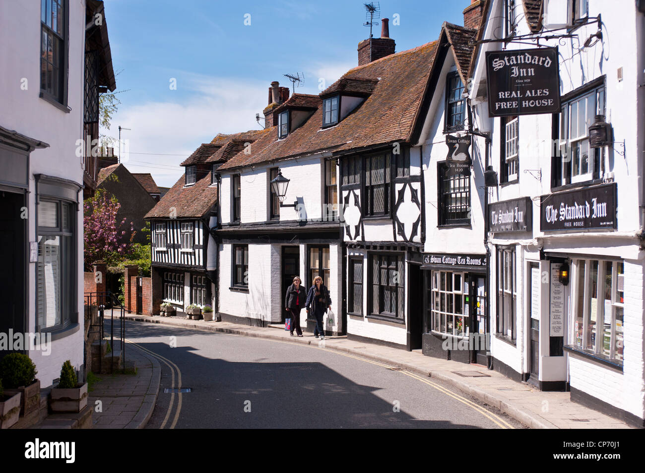 RYE, EAST SUSSEX, Royaume-Uni - 30 AVRIL 2012 : joli vieux pub et maisons de Rye High Street Banque D'Images