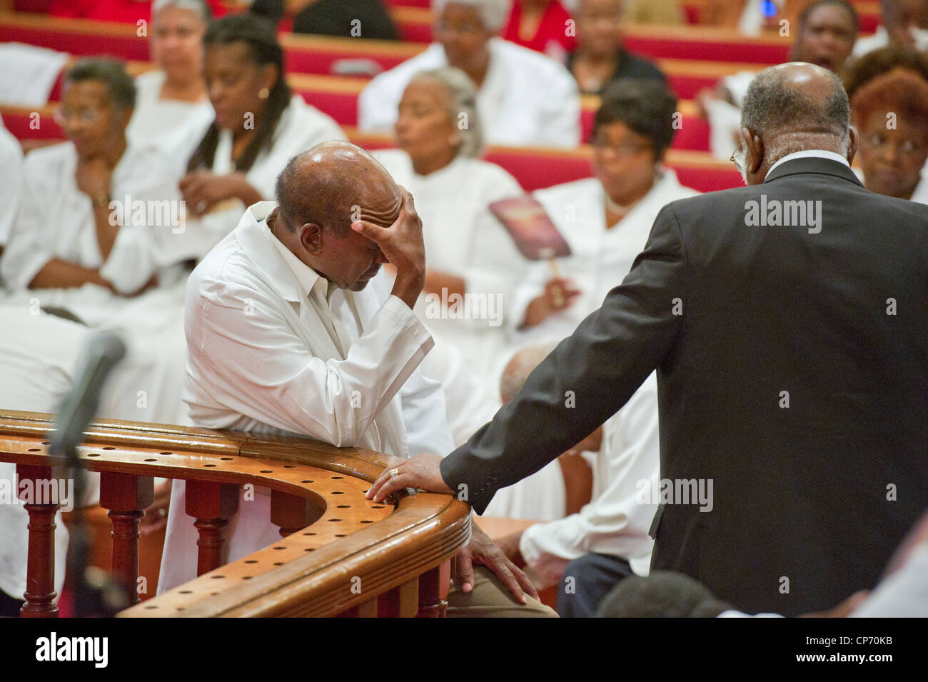 Les gens se réunissaient pour adorer le christianisme dans un camp américain de l'Afrique de l'église réunion Banque D'Images