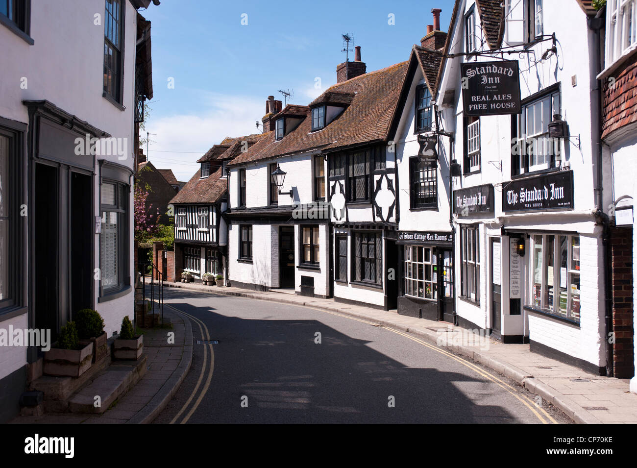RYE, EAST SUSSEX, Royaume-Uni - 30 AVRIL 2012 : joli vieux pub et maisons de Rye High Street, Banque D'Images