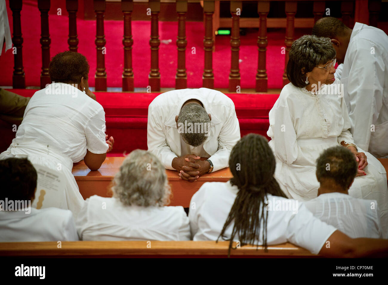 Les gens se réunissaient pour adorer le christianisme dans un camp américain de l'Afrique de l'église réunion Banque D'Images