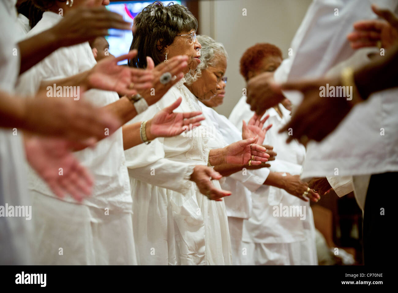Les gens se réunissaient pour adorer le christianisme dans un camp américain de l'Afrique de l'église réunion Banque D'Images