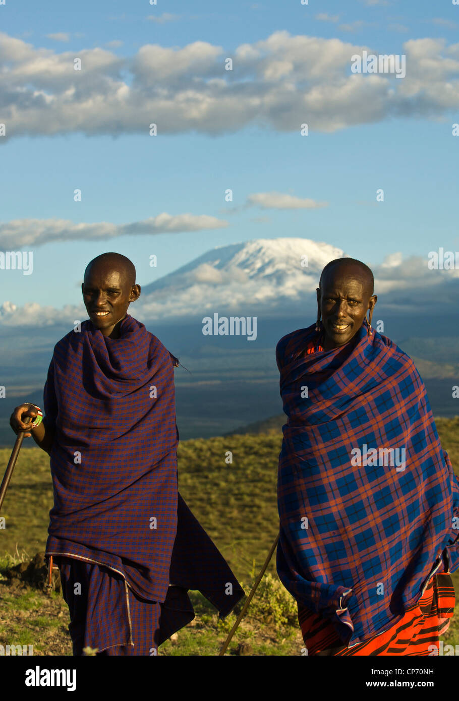 Deux membres d'une tribu Masaï avec Mt Kilimandjaro Kibo du pic dans l'arrière-plan. Banque D'Images