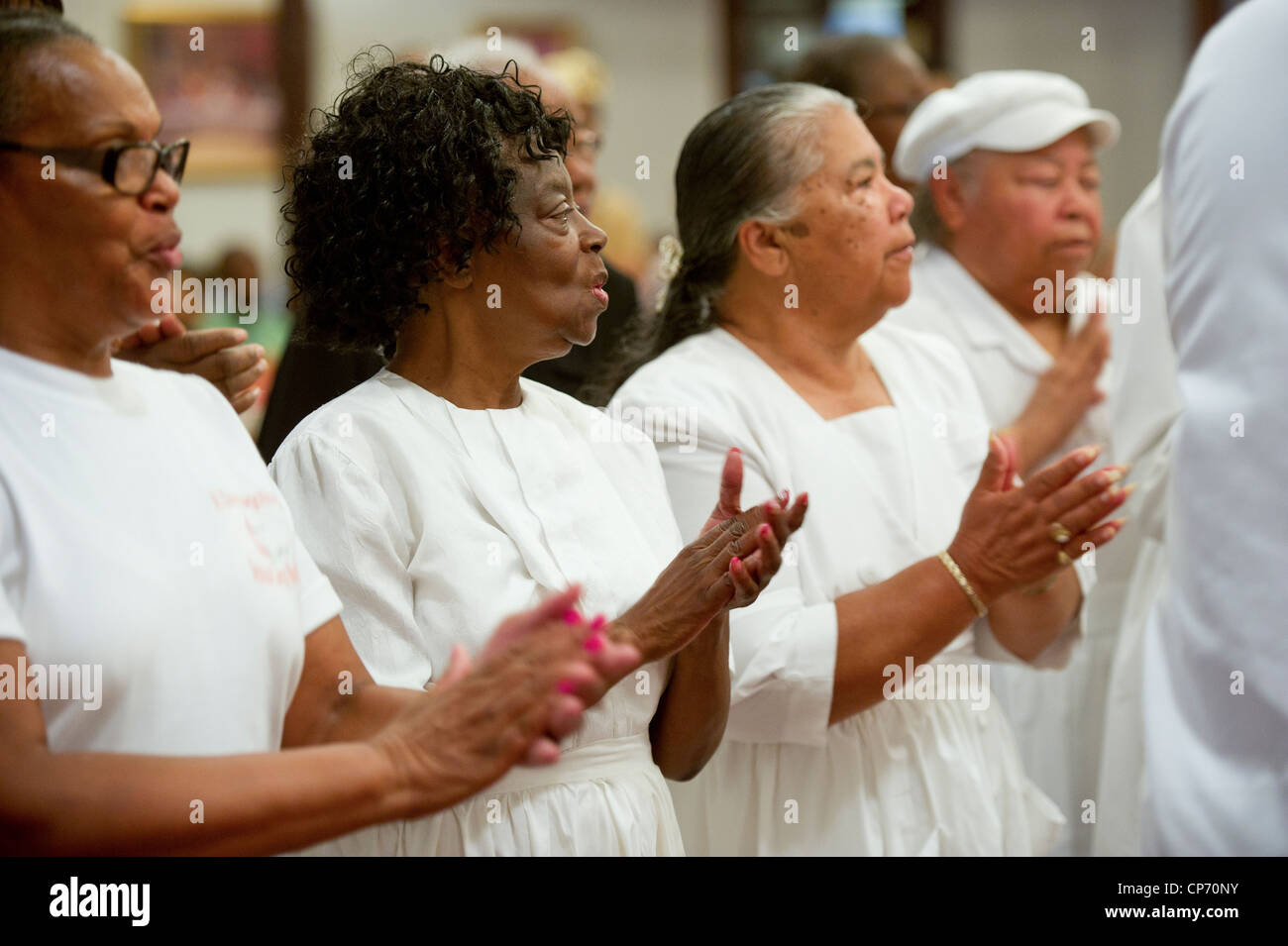 Les gens se réunissaient pour adorer le christianisme dans un camp américain de l'Afrique de l'église réunion Banque D'Images