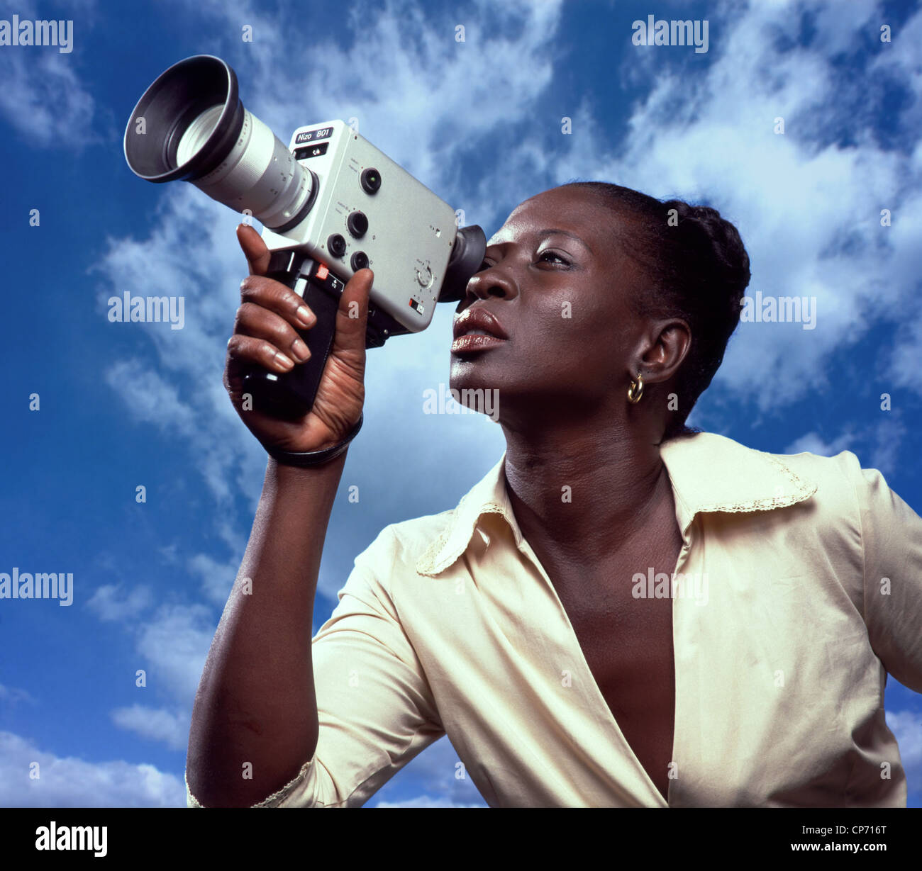 Une femme noire avec une caméra Super 8 Banque D'Images