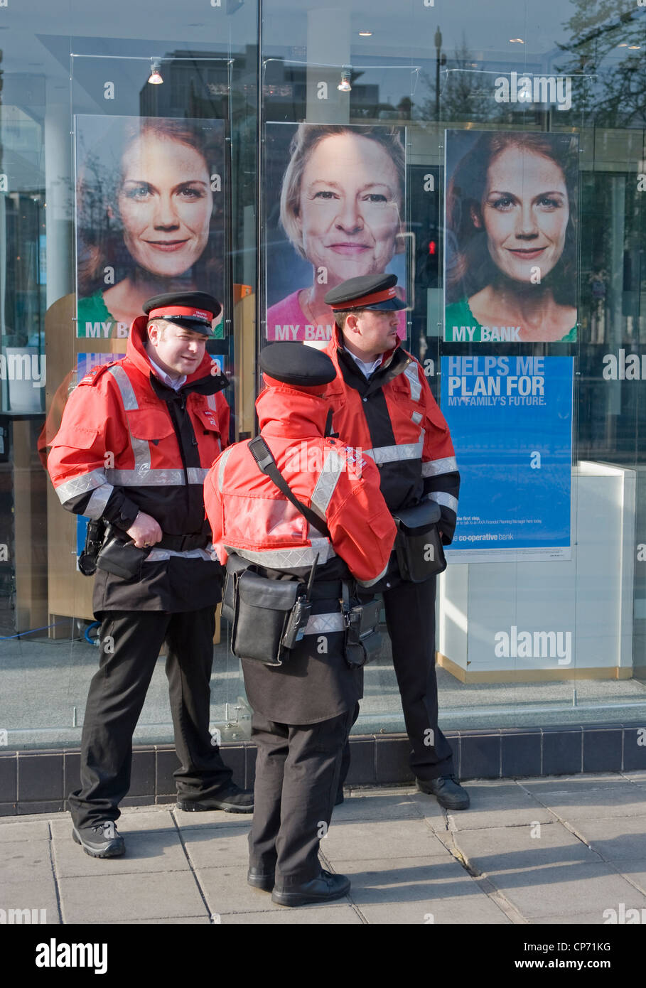 Les gardes de la circulation dans le centre-ville de Belfast. Banque D'Images