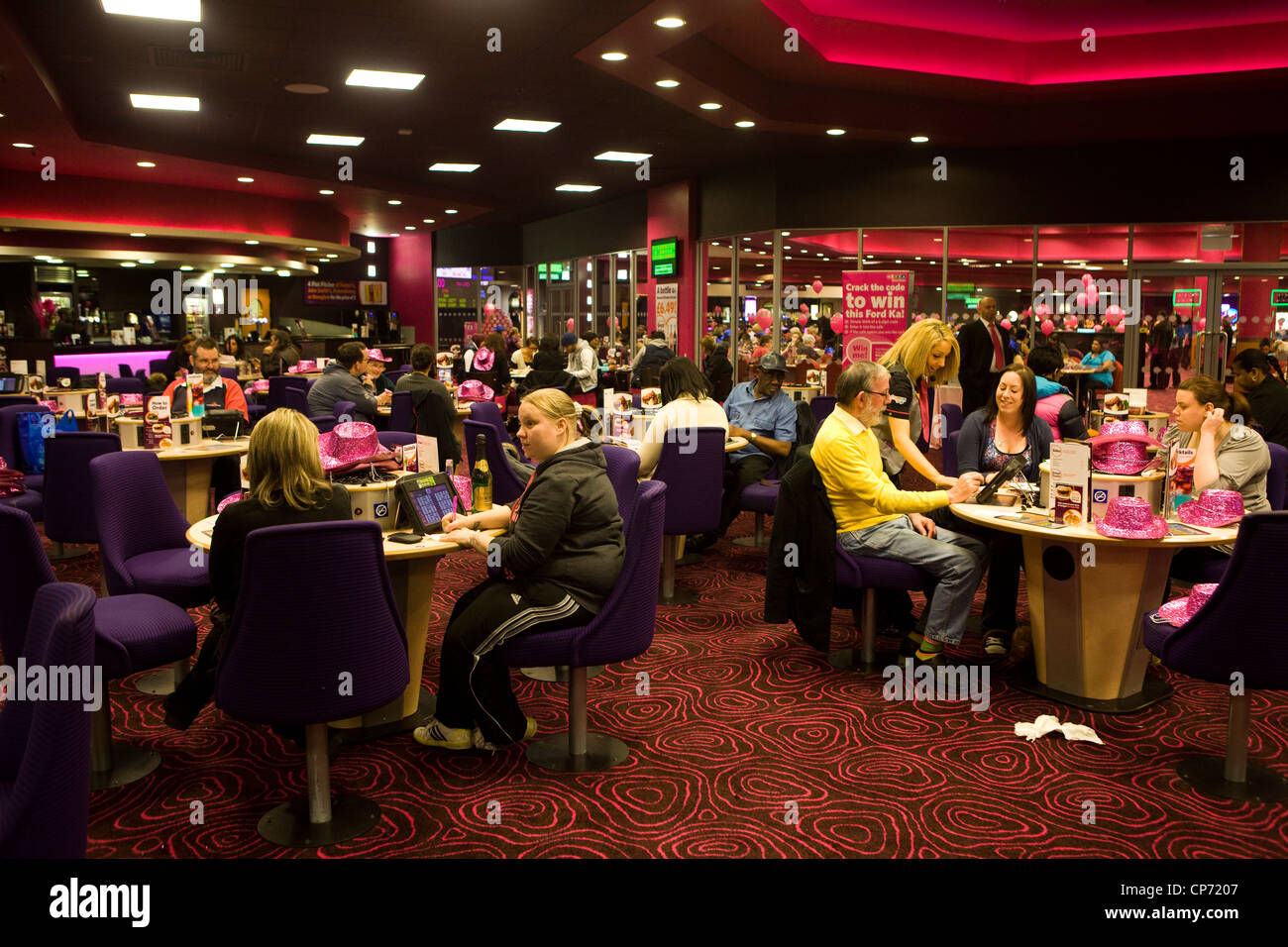 Clients à Mecca Bingo Hall, Londres Banque D'Images