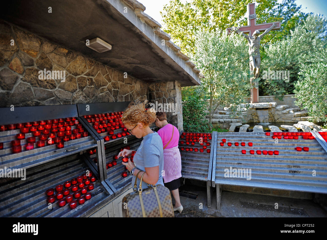 Europe Bosnie-herzégovine Medjugorje Sanctuaire Marial église votive candles Banque D'Images