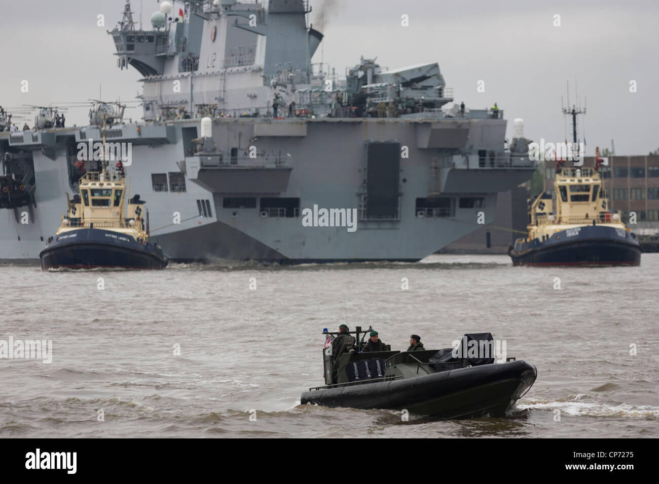 Royal Marines dans une embarcation pneumatique à coque rigide (RIB), accompagnant le HMS Ocean (L12) en amont sur la Tamise à Greenwich en avant d'un important exercice de sécurité en préparation pour les Jeux Olympiques de 2012. Banque D'Images
