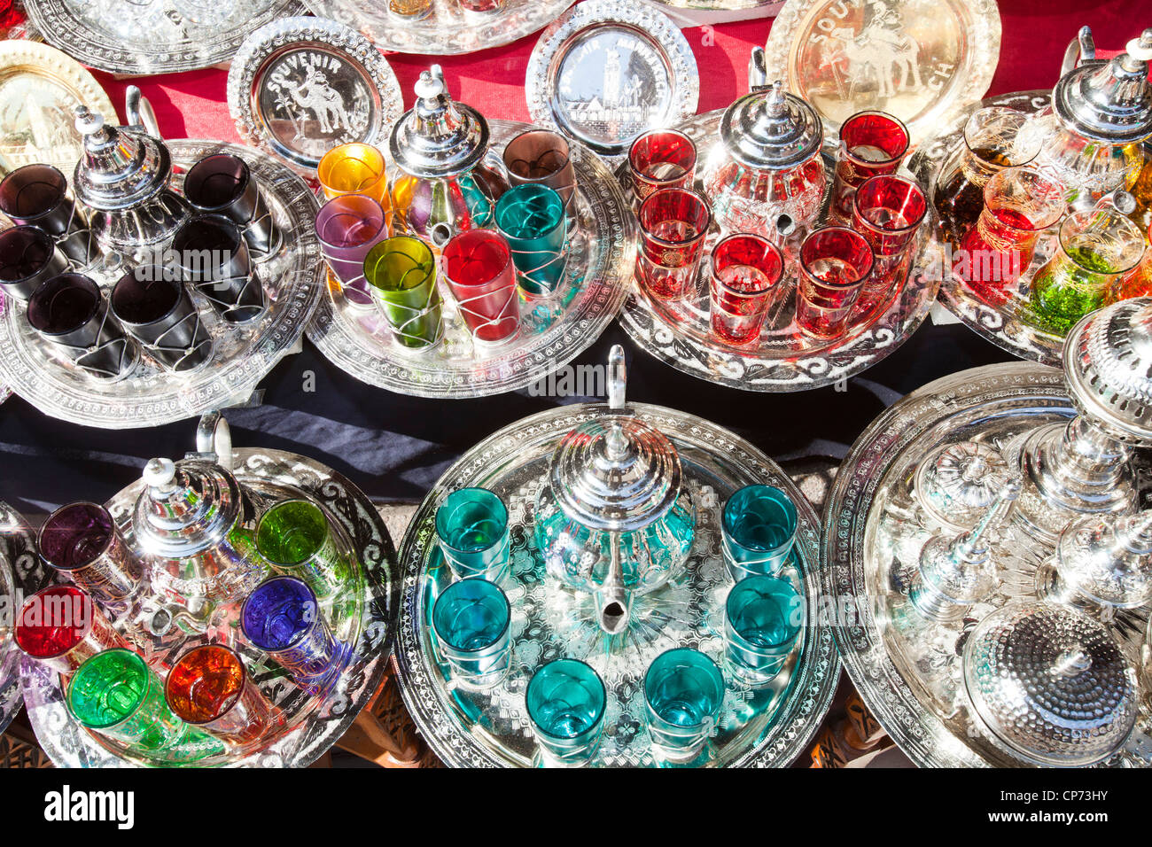 Thé traditionnel marocain des pots dans un souk à Marrakech Banque D'Images