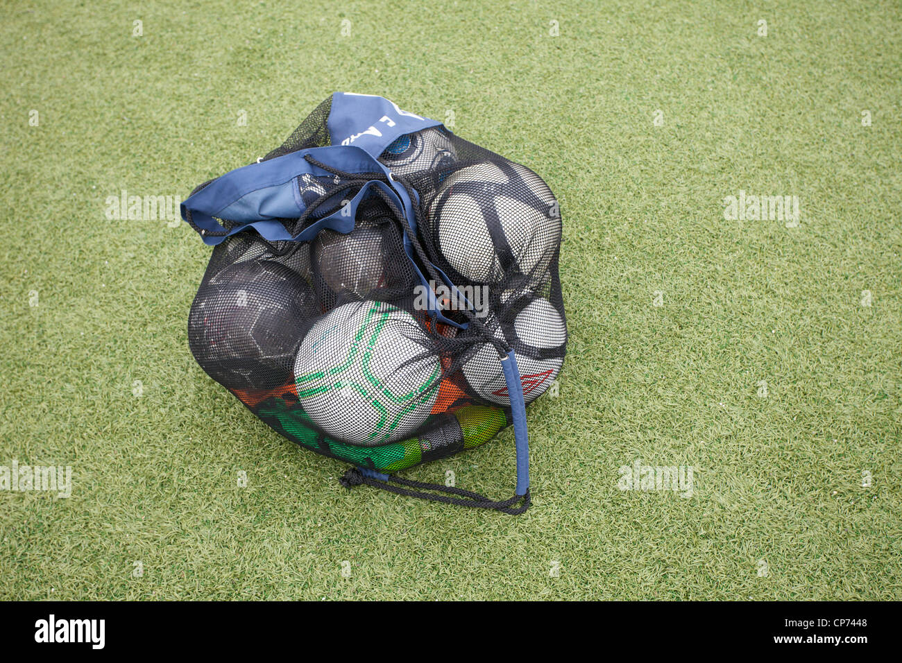 Un sac de ballons de football/soccer balls sur le terrain d'entraînement. Banque D'Images