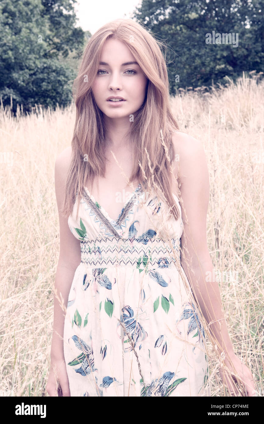 Une belle rousse dans une robe de coton d'été Banque D'Images