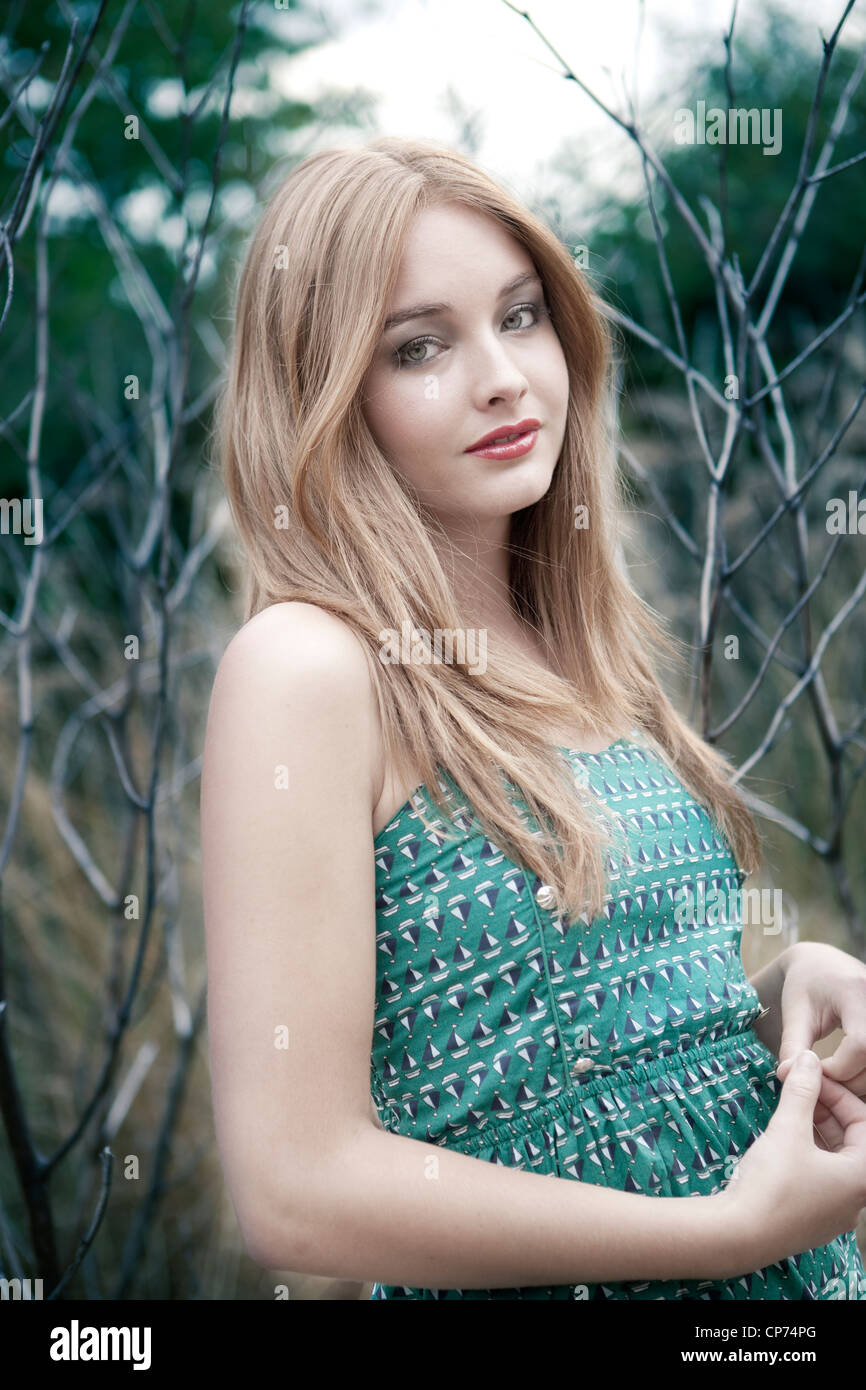 Une belle rousse dans un cadre naturel Banque D'Images