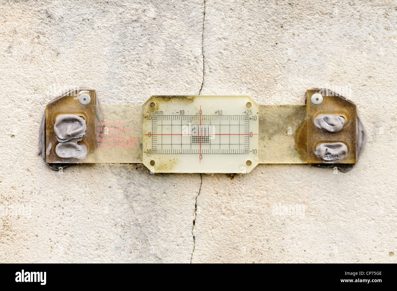 Avongard Tell-Tale surveillance crack manomètre installé pour mesurer le mouvement d'une fissure mur Banque D'Images