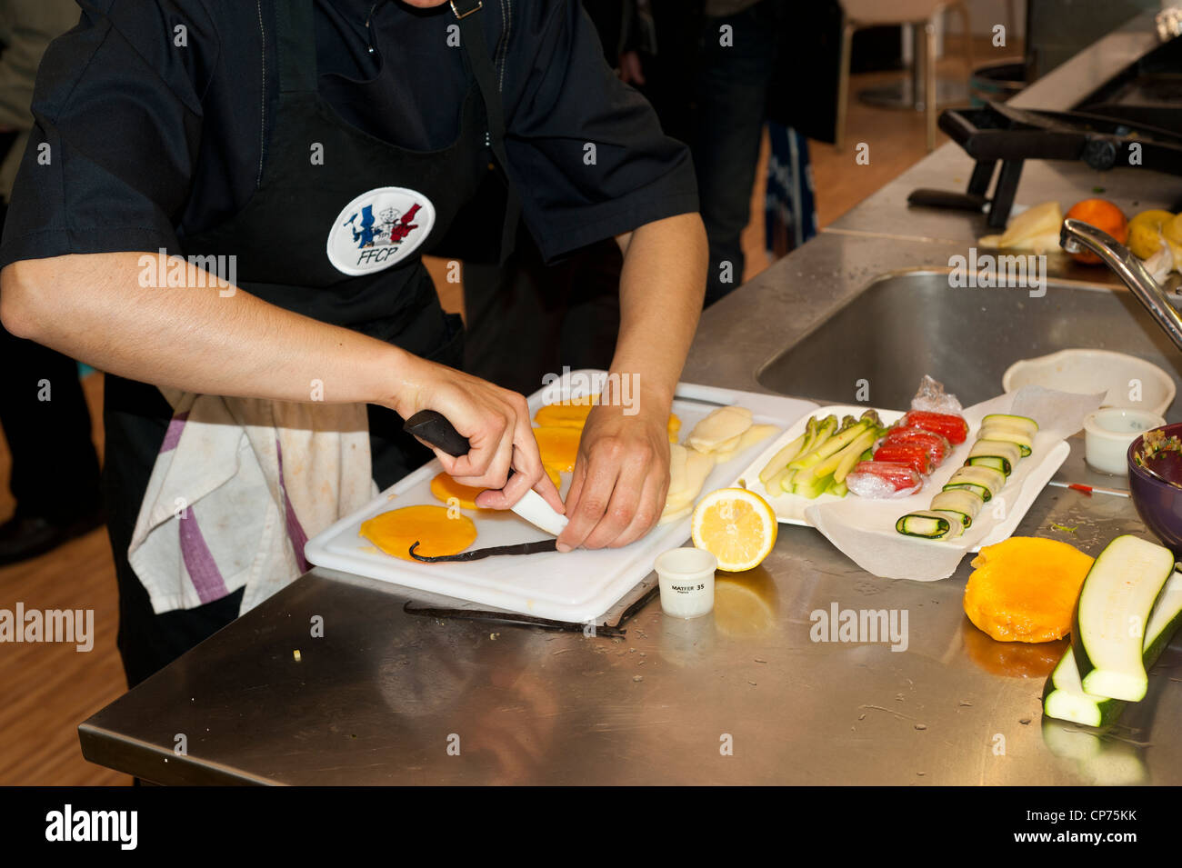Paris, France - coupe femme gousses de vanille sur une planche à découper pendant une démonstration de cuisine. Banque D'Images