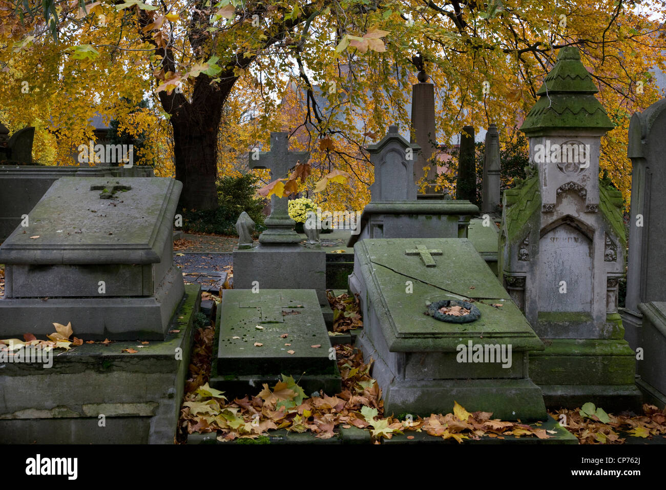Pierres tombales et des tombes en automne au Campo Santo à Sint-Amandsberg cimetière près de Gand, Belgique Banque D'Images