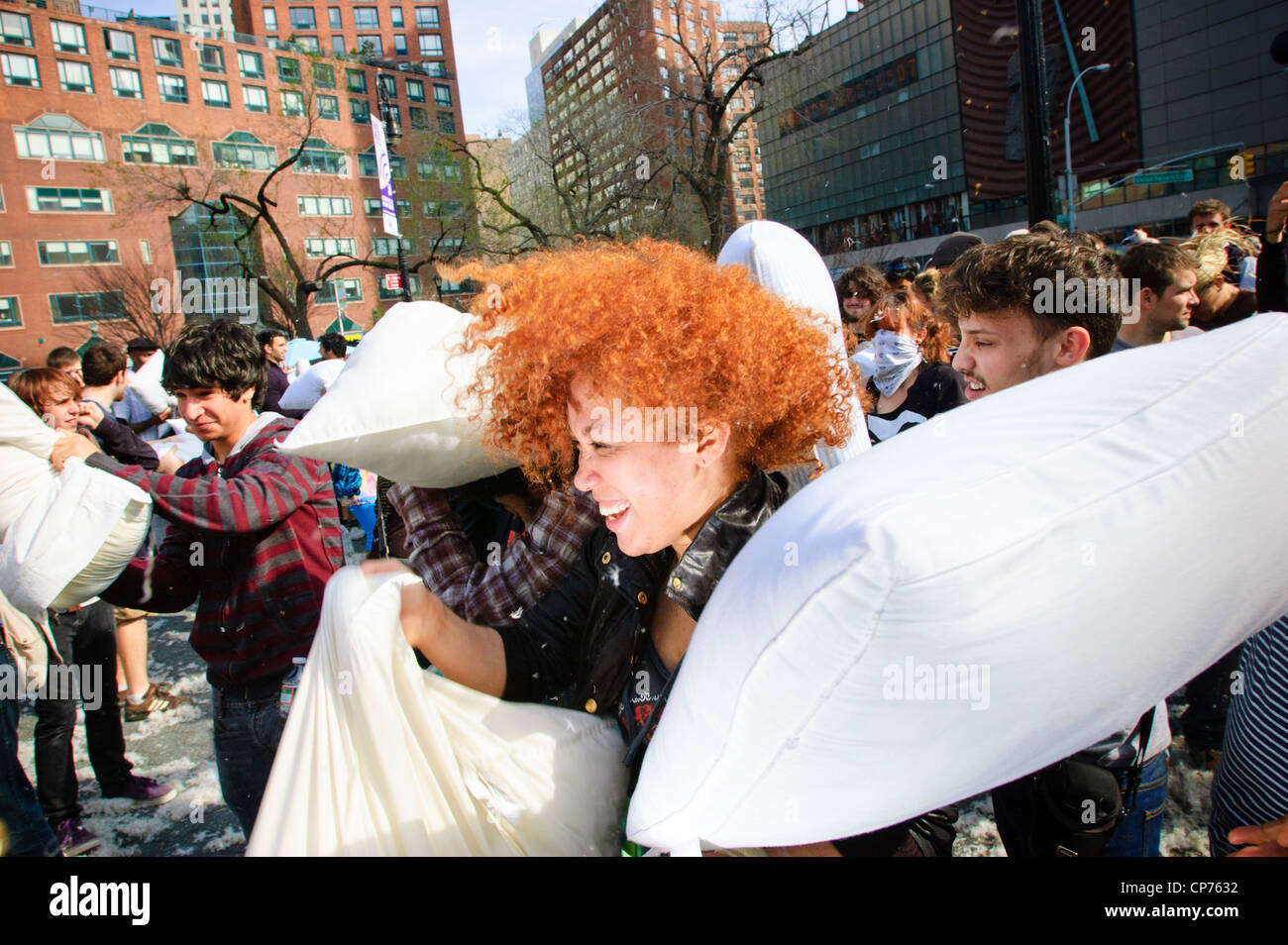 Une jeune femme prend part à des Pillow Fight Day--un flash-mob où les gens apportent un oreiller et lutte--New York. Banque D'Images