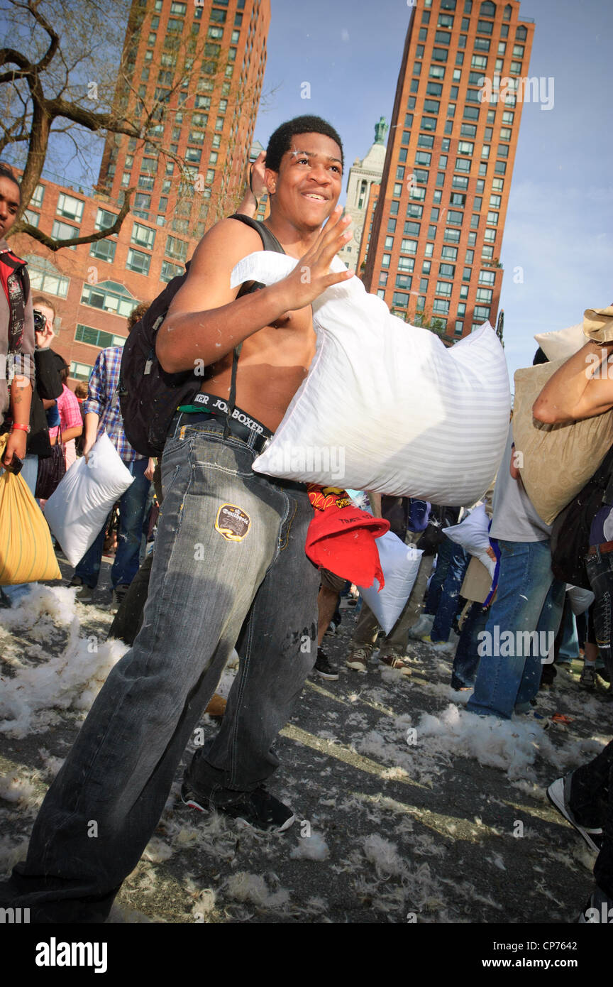 Un jeune homme prend part à des Pillow Fight Day--un flash-mob où les gens apportent un oreiller et lutte--dans la ville de New York. Banque D'Images