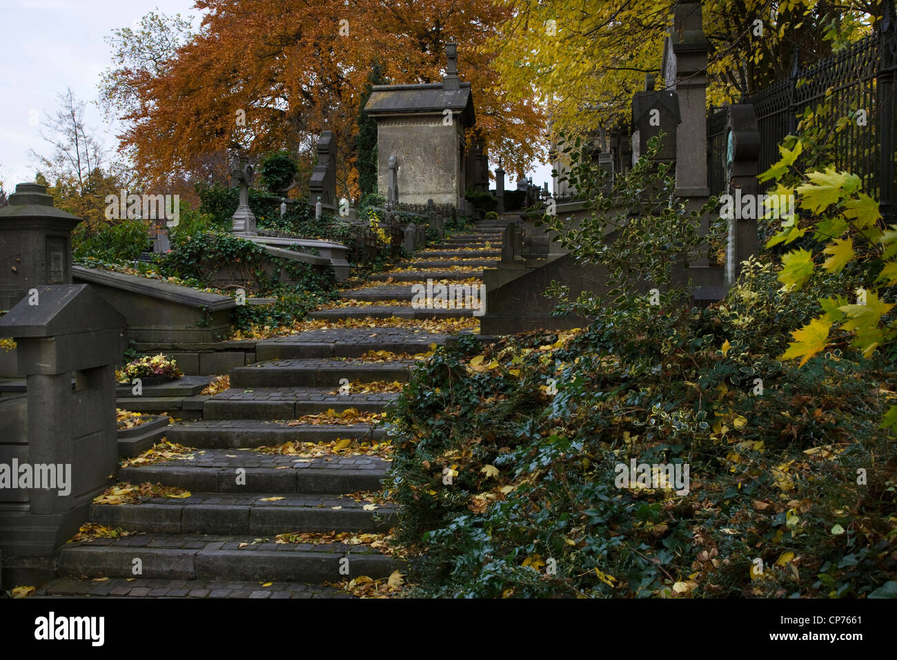 Tombes en automne au Campo Santo à Sint-Amandsberg cimetière près de Gand, Belgique Banque D'Images