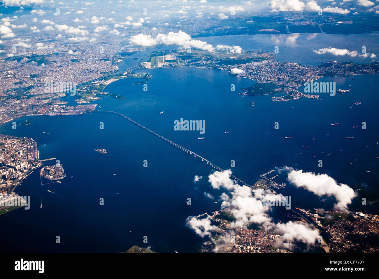 Vue aérienne de la baie de Guanabara Baia da Guanabara traversé par Rio-Nitreói Bridge Rio de Janeiro Brésil Banque D'Images