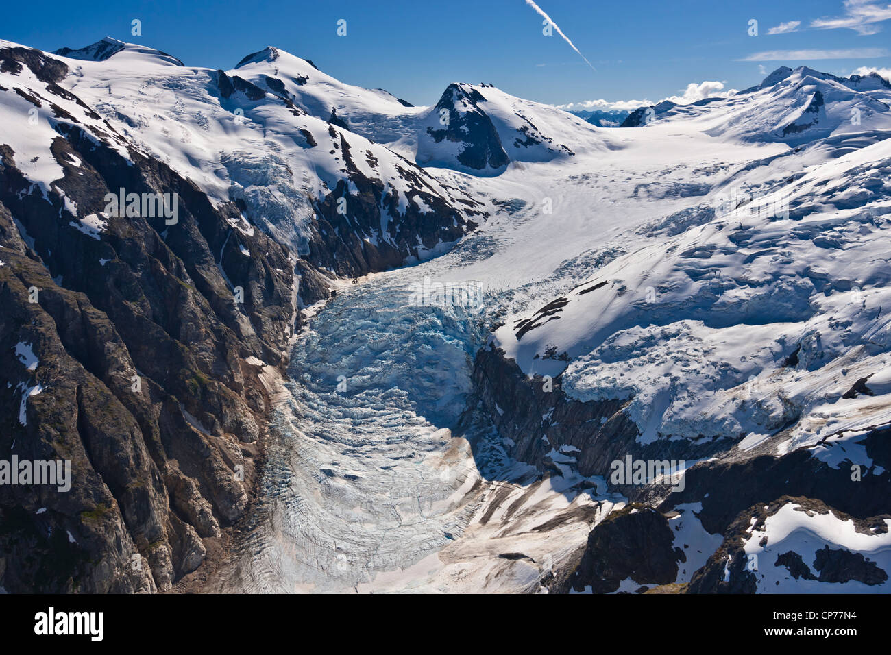 Vue aérienne d'un glacier suspendu et chute de glace, de montagnes côtière au nord de Haines, sud-est de l'Alaska, l'été Banque D'Images