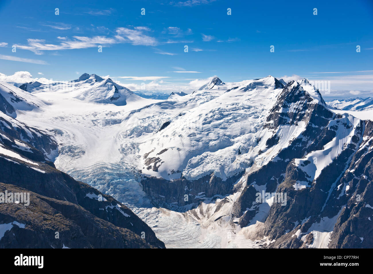 Vue aérienne d'un glacier suspendu et chute de glace, de montagnes côtière au nord de Haines, sud-est de l'Alaska, l'été Banque D'Images