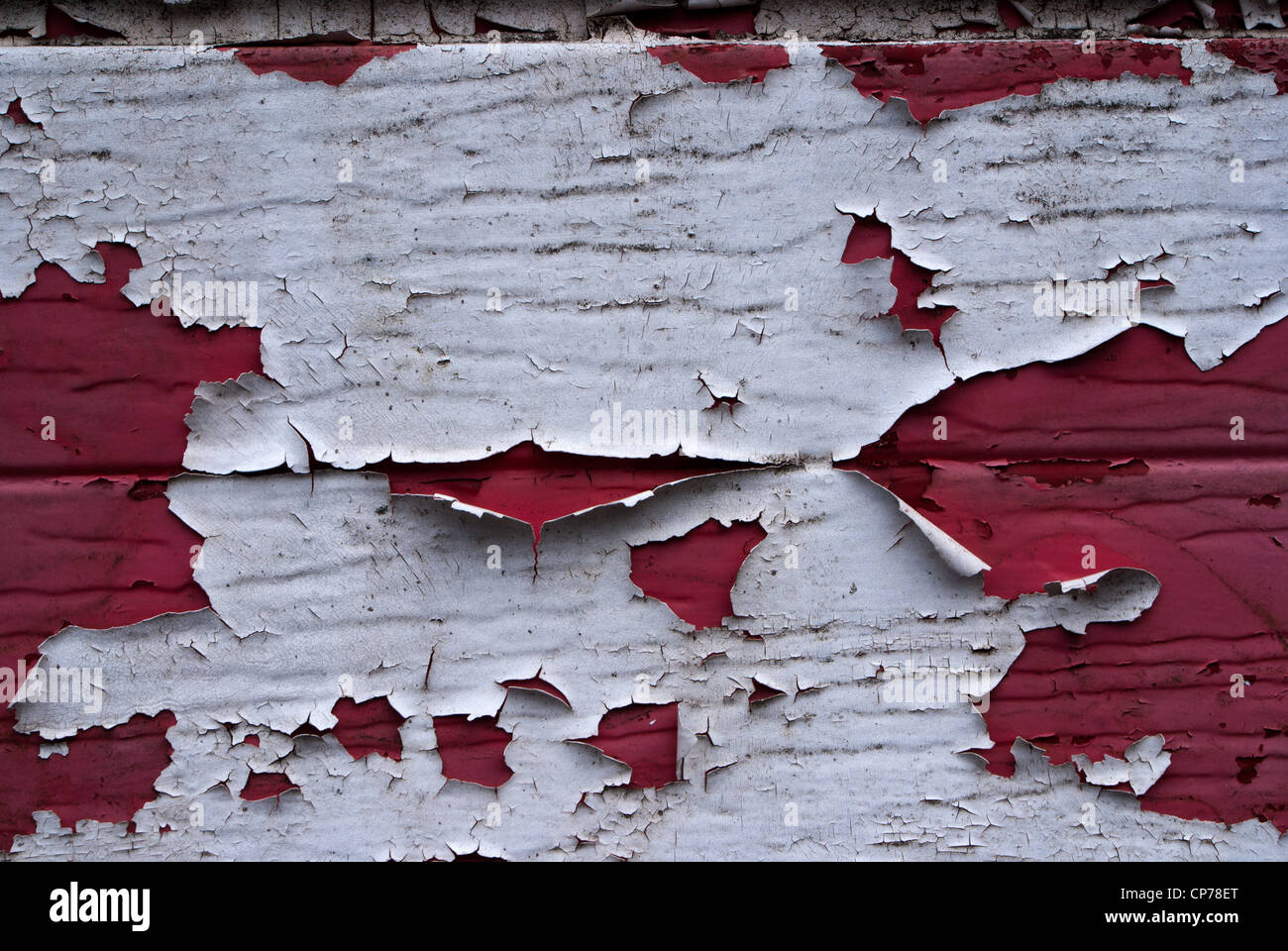 L'écaillage de la peinture sur une porte de garage. Banque D'Images