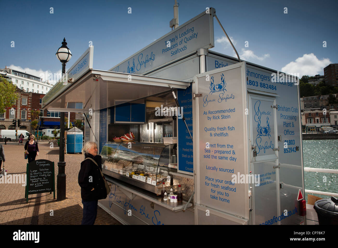 Royaume-uni, Angleterre, Devon, le port de Torquay, l'âge moyen à parcourir Seafoods Quai de décrochage du poisson Banque D'Images