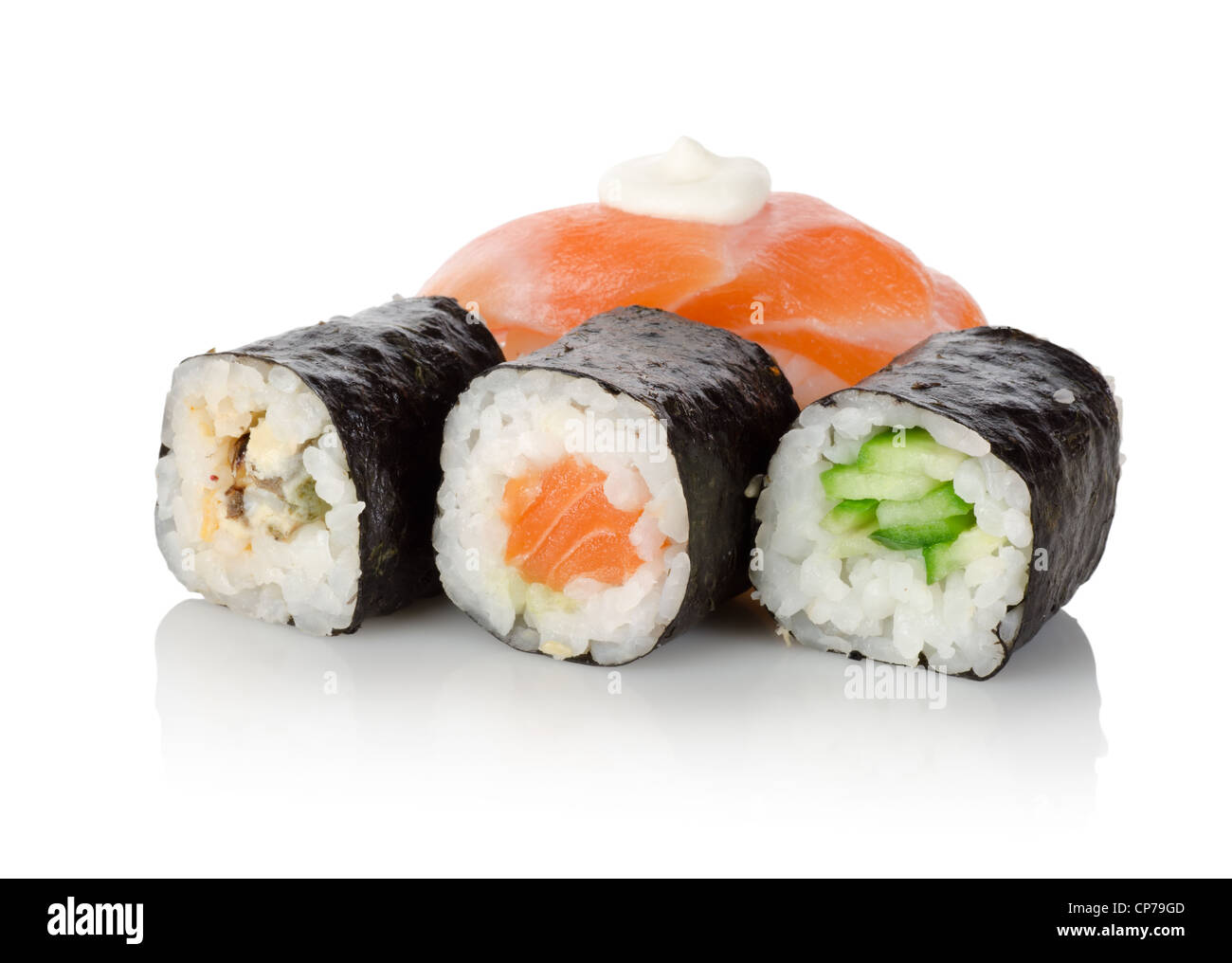 Rouleaux de sushi et isolé sur fond blanc Banque D'Images