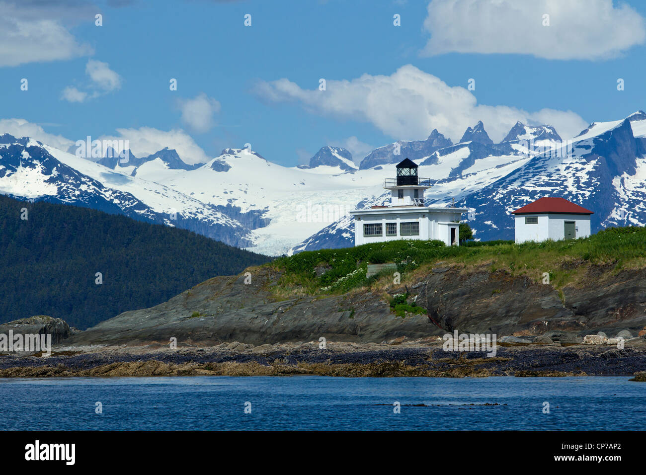 Vue panoramique o retraite point phare avec Eagle et Glacier Coast Range dans l'arrière-plan, le passage de l'intérieur, Juneau, Alaska Banque D'Images